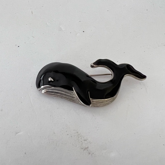 Vintage TRIFARI whale brooch in shiny black enamel and silver tone metal signed - Picture 5 of 5
